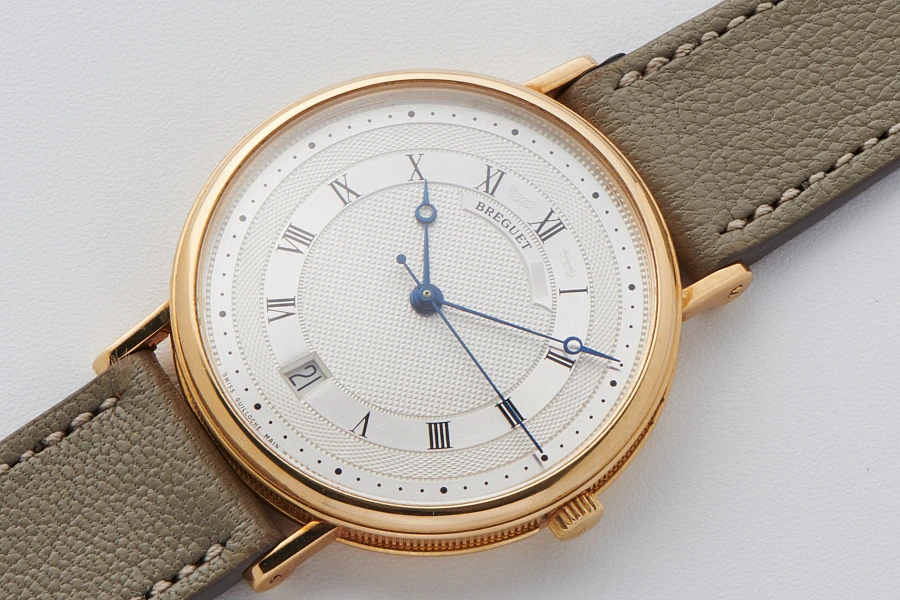 Classique Ref. 5930 in 18k Yellow Gold